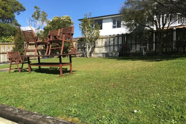 Photo of property in 2/18 Barbados Drive, Unsworth Heights, Auckland, 0632