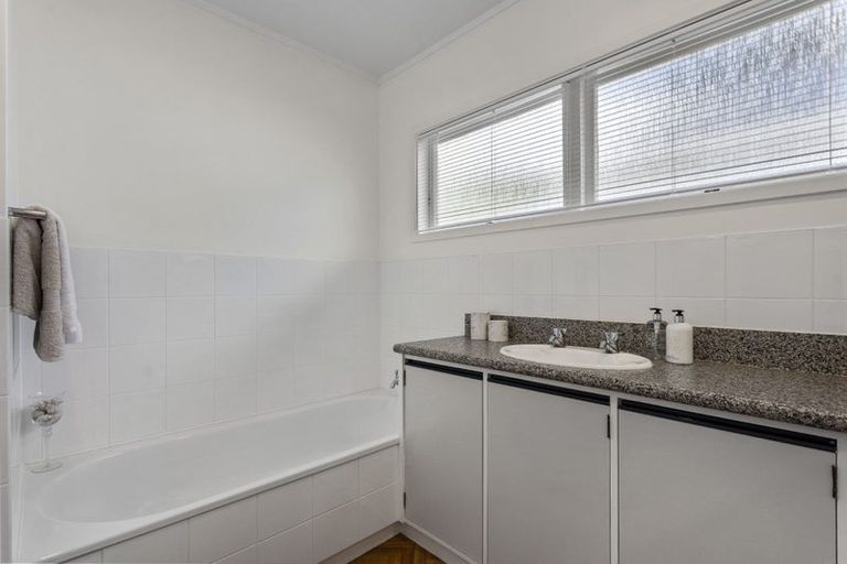 Photo of property in 7 Kathleen Street, Totara Vale, Auckland, 0627