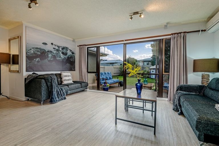 Photo of property in 21 Lyndale Place, Kelvin Grove, Palmerston North, 4414
