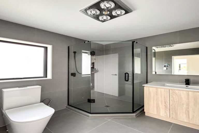 Photo of property in 20a Pipitea Place, Massey, Auckland, 0614