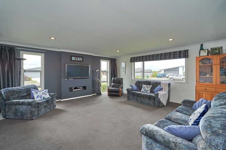 Photo of property in 40 Chestnut Close, Kelvin Grove, Palmerston North, 4414