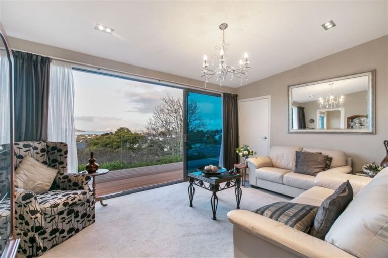 Photo of property in 5a Bernleigh Terrace, West Harbour, Auckland, 0618