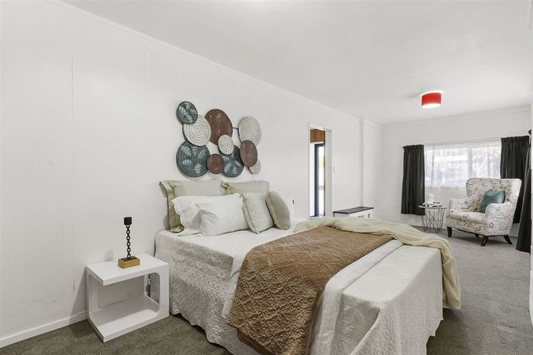 Photo of property in 1/2 Finn Place, Totara Vale, Auckland, 0629