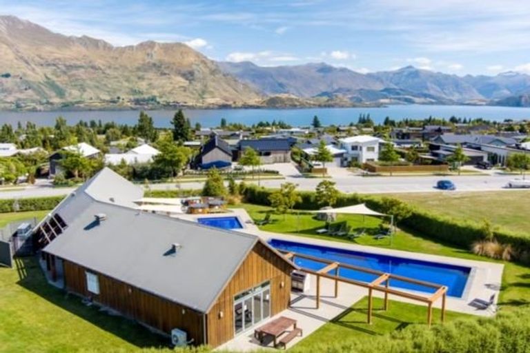 Photo of property in 18 Clutha Place, Wanaka, 9305