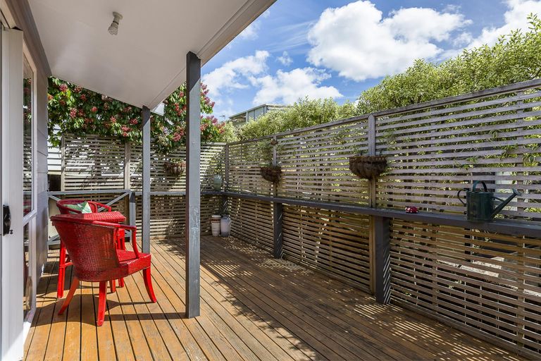 Photo of property in 2/39 Fairmount Road, Titirangi, Auckland, 0604