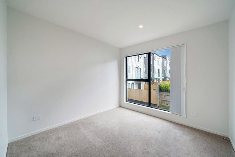 Photo of property in 2/105 Hobsonville Road, West Harbour, Auckland, 0618