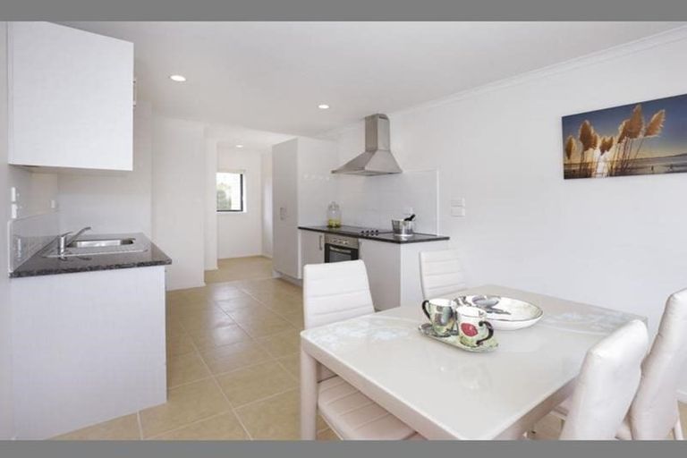 Photo of property in 10/2 Swan Hill Drive, Glen Eden, Auckland, 0602