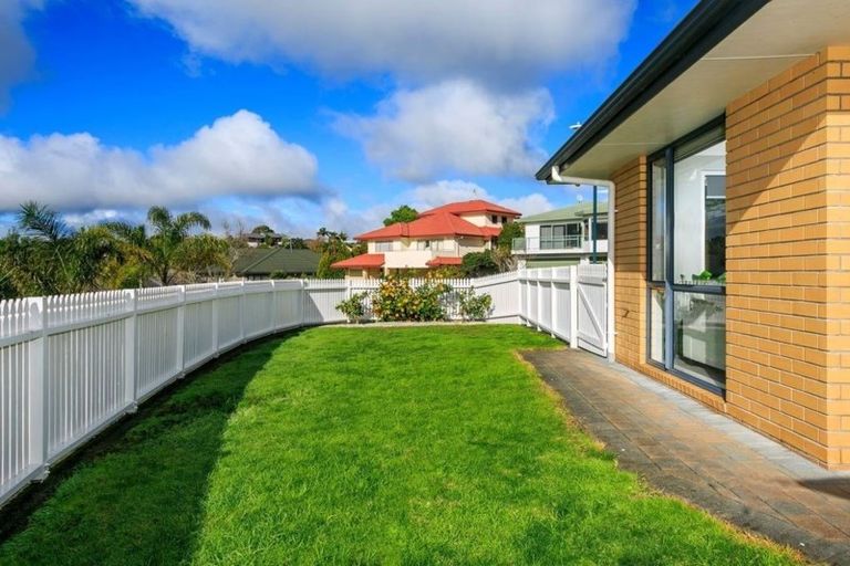 Photo of property in 21 Nottingham Place, Northcross, Auckland, 0630