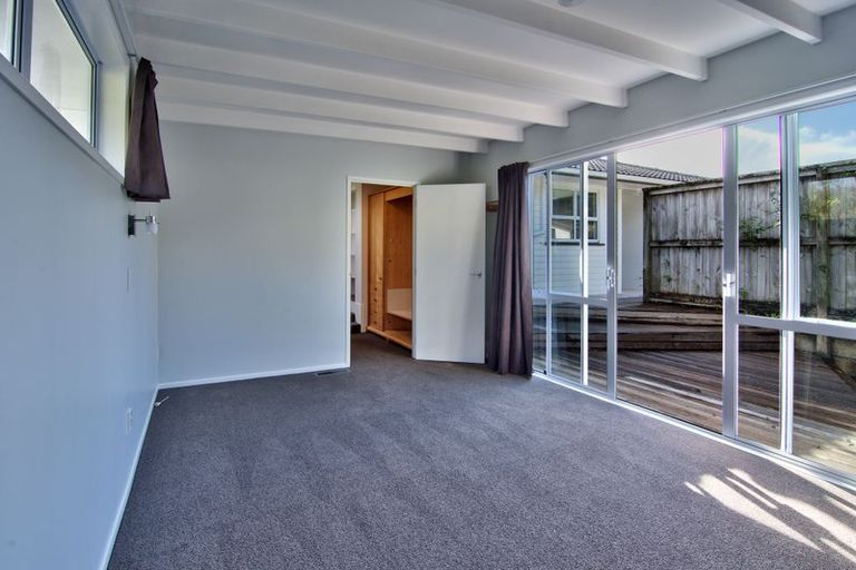 Photo of property in 66 Cliff View Drive, Green Bay, Auckland, 0604