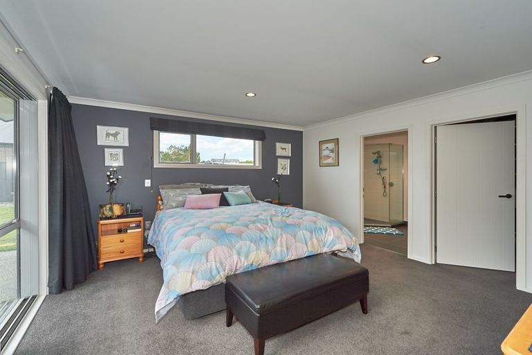 Photo of property in 40 Chestnut Close, Kelvin Grove, Palmerston North, 4414