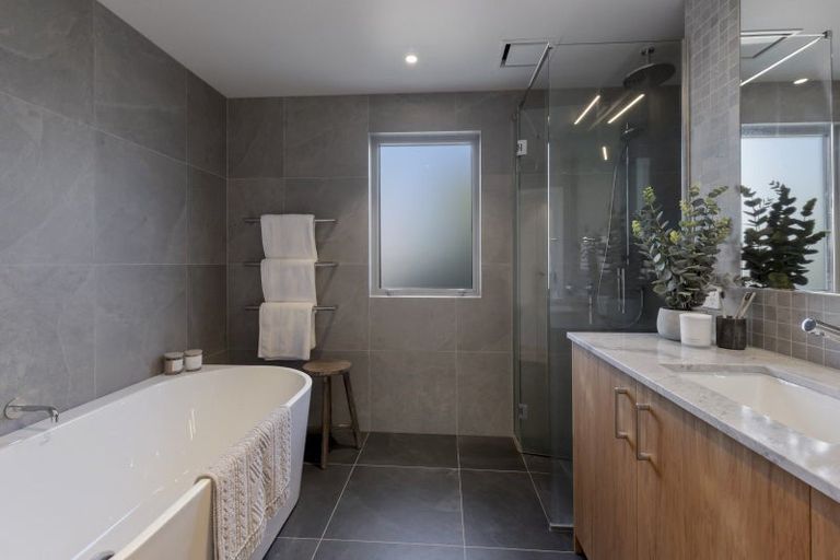 Photo of property in 5 Cedar Drive, Kelvin Heights, Queenstown, 9300