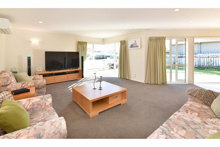 Photo of property in 168 Centreway Road, Orewa, 0931