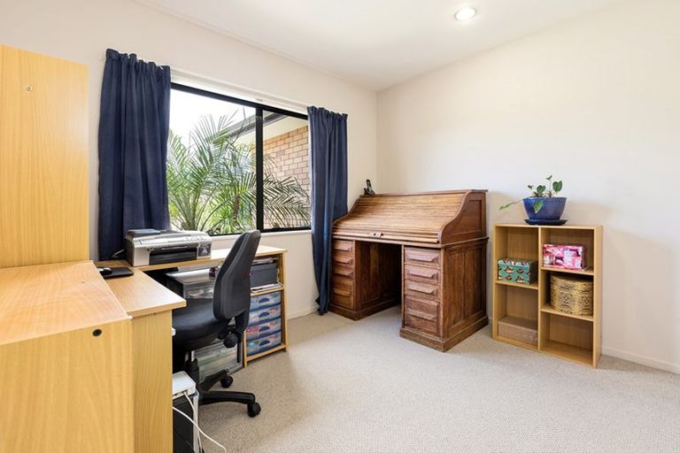 Photo of property in 41 South Kensington Way, Henderson, Auckland, 0612