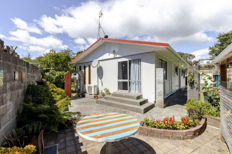 Photo of property in 32 Beaumont Crescent, Frankleigh Park, New Plymouth, 4310