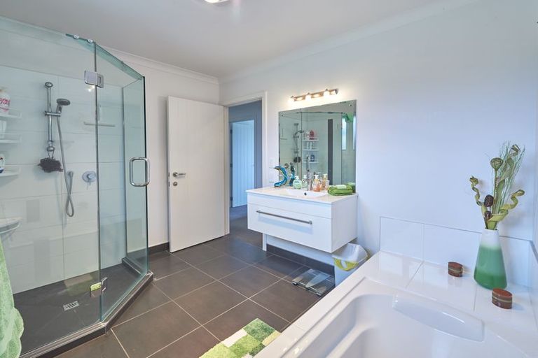 Photo of property in 40 Chestnut Close, Kelvin Grove, Palmerston North, 4414