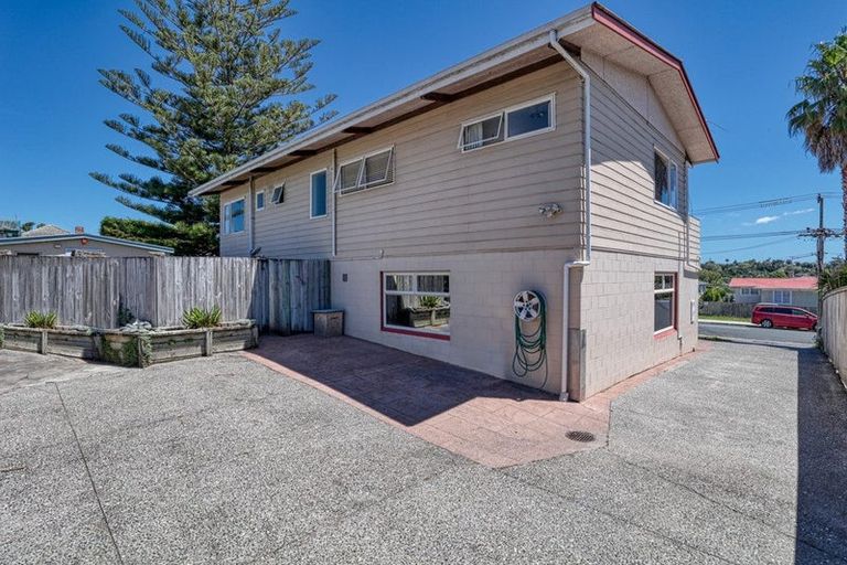 Photo of property in 46 Farquhar Road, Glendene, Auckland, 0602