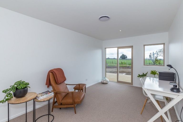 Photo of property in 435 Tararua Road, Levin, 5571