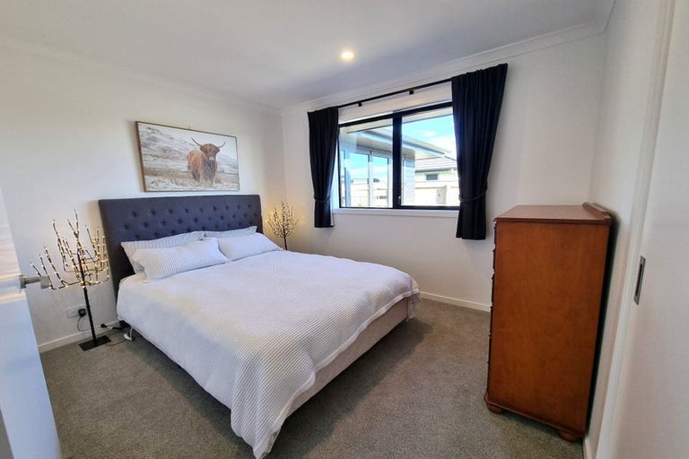 Photo of property in 18 Sardinia Grove, Fitzherbert, Palmerston North, 4410