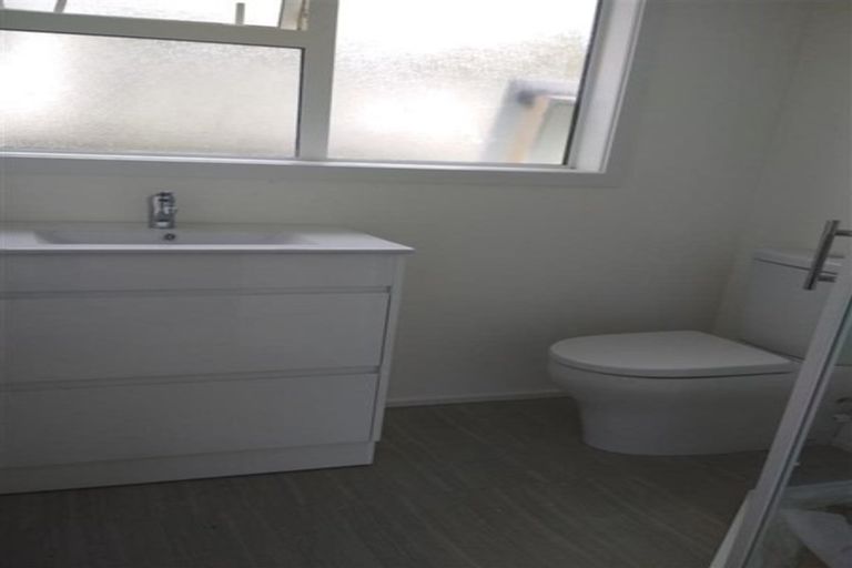 Photo of property in 32 Kenmore Street, Newlands, Wellington, 6037