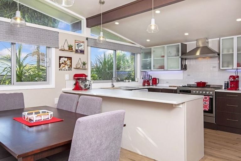 Photo of property in 81 Edgewater Drive, Pakuranga, Auckland, 2010