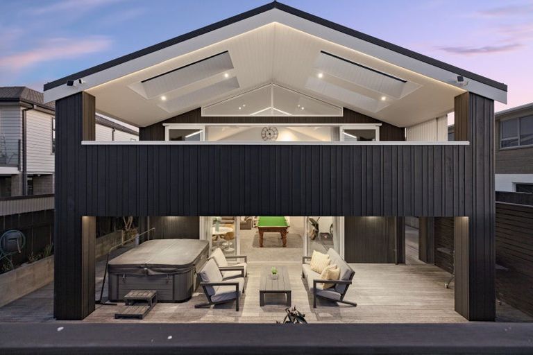 Photo of property in 112 Karewa Parade, Papamoa Beach, Papamoa, 3118