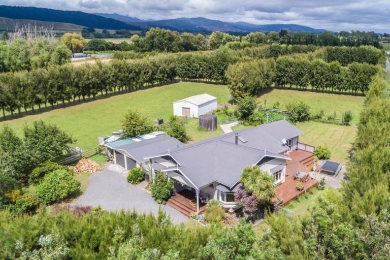 Photo of property in 290 Heatherlea Road East, Levin, 5571