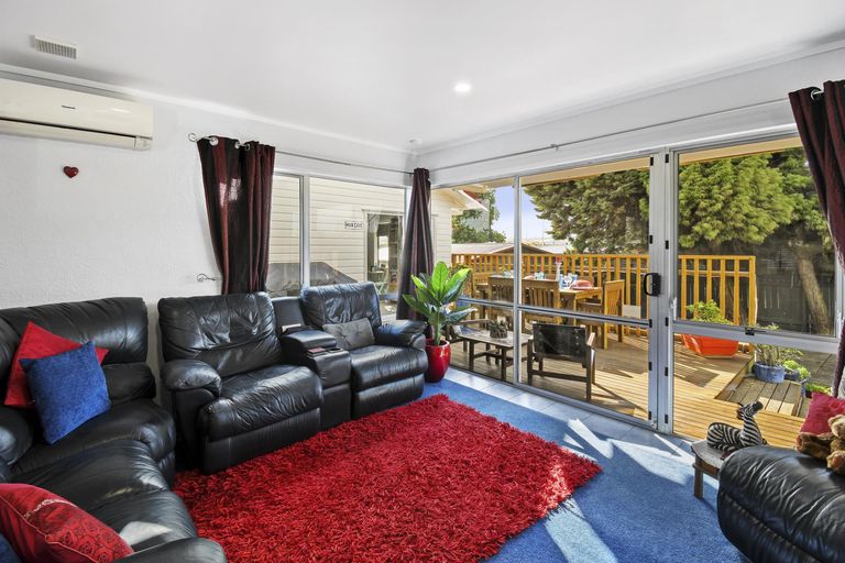 Photo of property in 44 Challen Close, Conifer Grove, Takanini, 2112