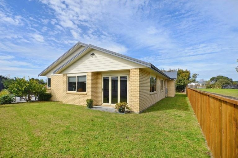 Photo of property in 6 Ishtar Place, One Tree Point, 0118