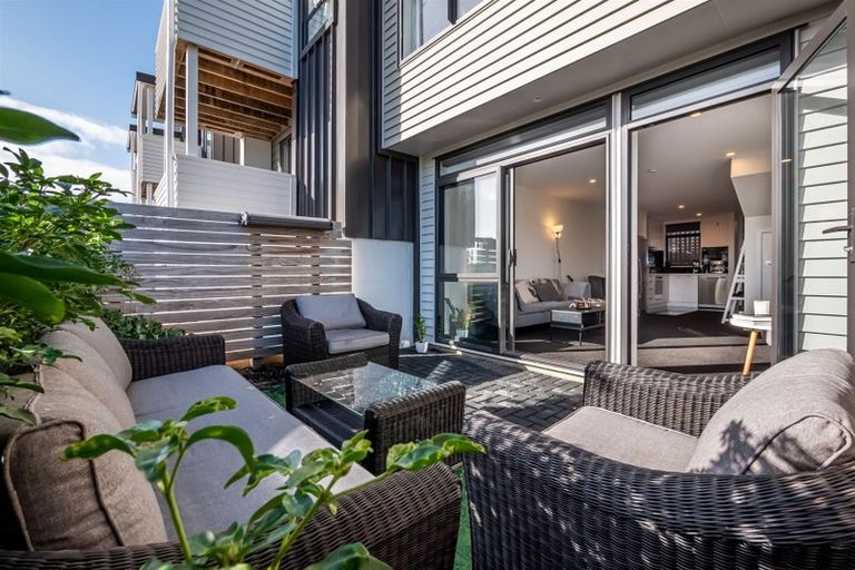 Photo of property in 4/15 Chivalry Road, Glenfield, Auckland, 0629