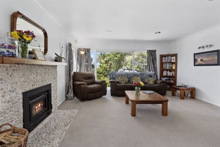 Photo of property in 1/1 Gray Crescent, Torbay, Auckland, 0630