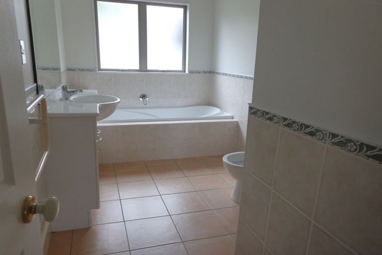 Photo of property in 1 Landvale Court, Browns Bay, Auckland, 0630