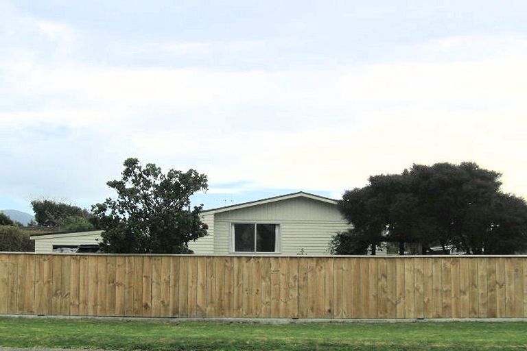 Photo of property in 11 Hadfield Place, Paraparaumu Beach, Paraparaumu, 5032