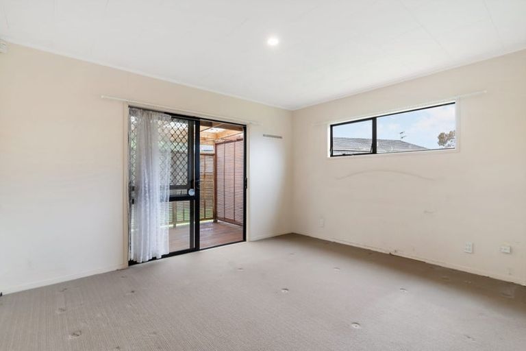 Photo of property in 32 Aviemore Drive, Highland Park, Auckland, 2010