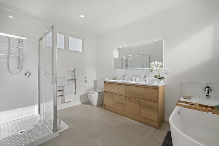 Photo of property in 226 East Coast Road, Forrest Hill, Auckland, 0620