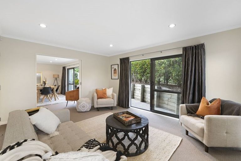 Photo of property in 72 Lake Panorama Drive, Henderson Valley, Auckland, 0612