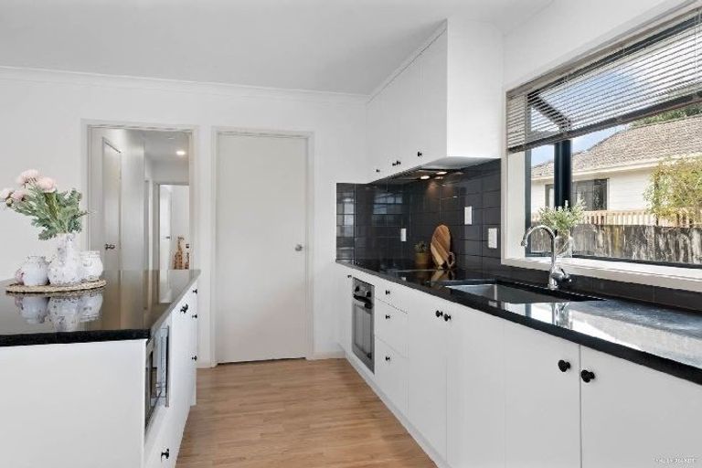 Photo of property in 10 Caribbean Drive, Unsworth Heights, Auckland, 0632