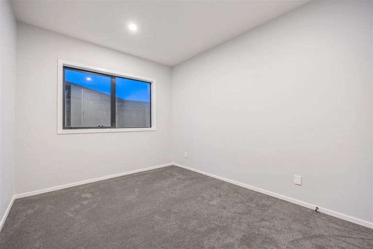 Photo of property in 17 Mcindoe Road, Kumeu, 0810