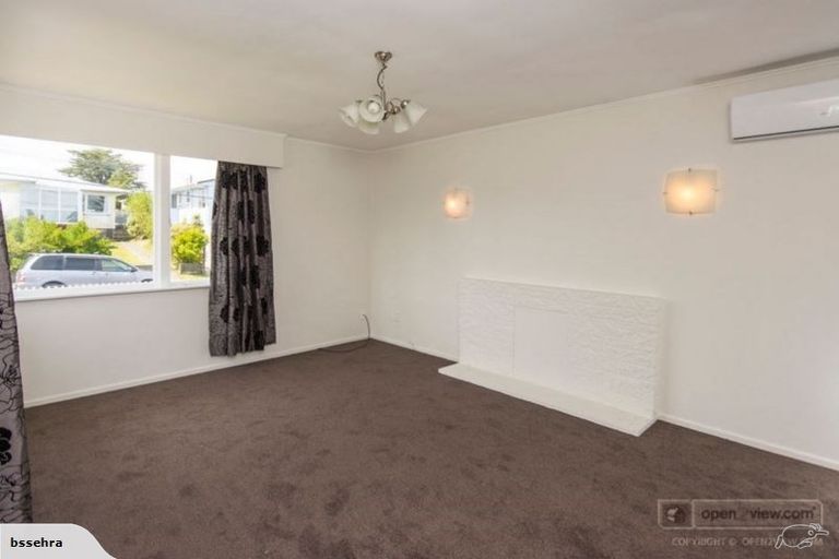 Photo of property in 39 Baylands Drive, Newlands, Wellington, 6037
