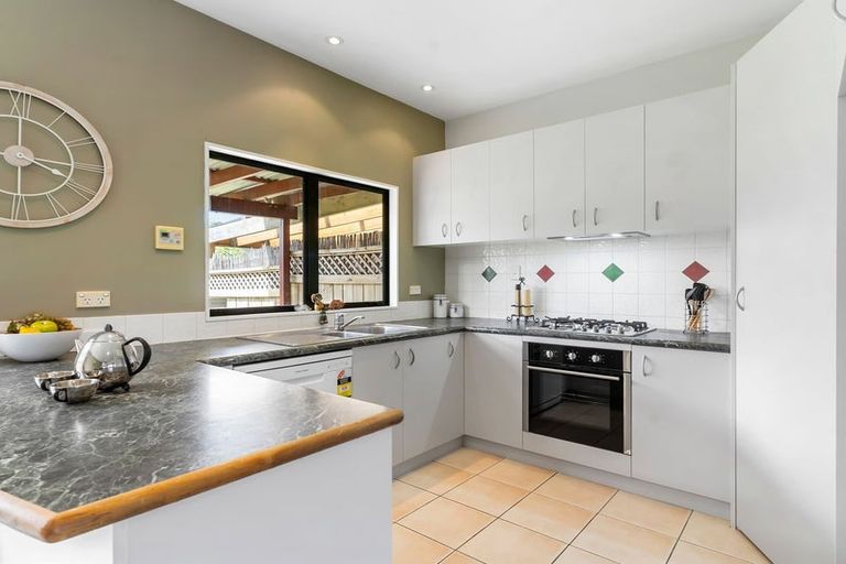 Photo of property in 3/8 Tuscany Way, Te Atatu Peninsula, Auckland, 0610