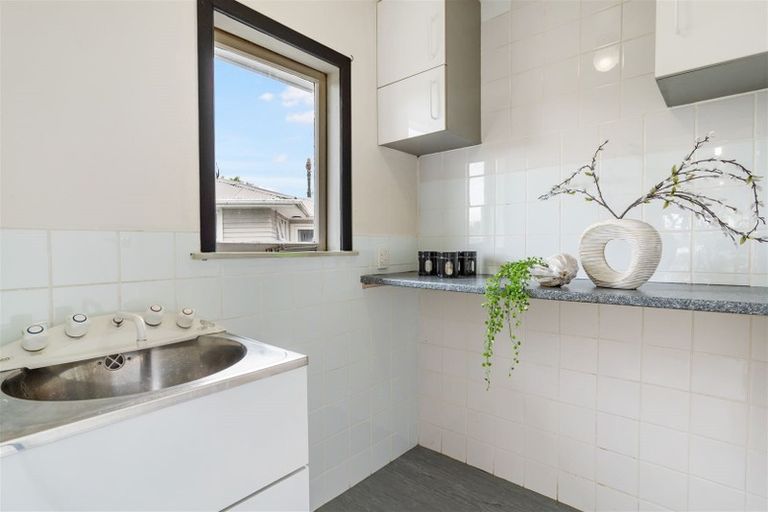 Photo of property in 1/2 Sunhaven Avenue, Glenfield, Auckland, 0629