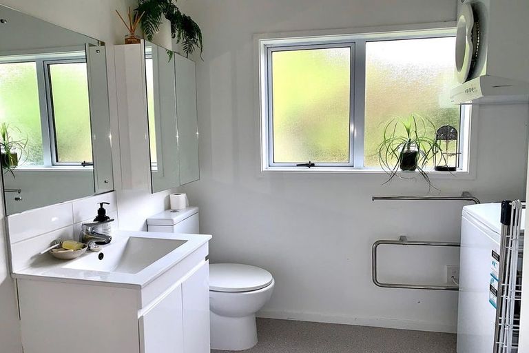 Photo of property in 77b Bassett Road, Johnsonville, Wellington, 6037