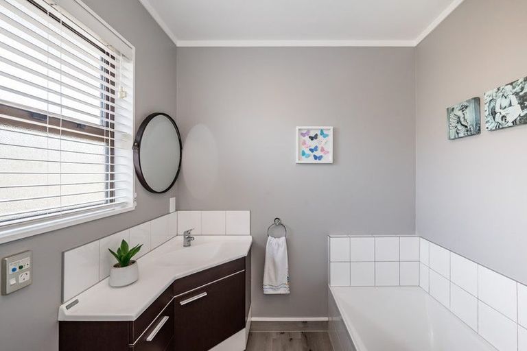 Photo of property in 42 Kaitawa Crescent, Paraparaumu, 5032