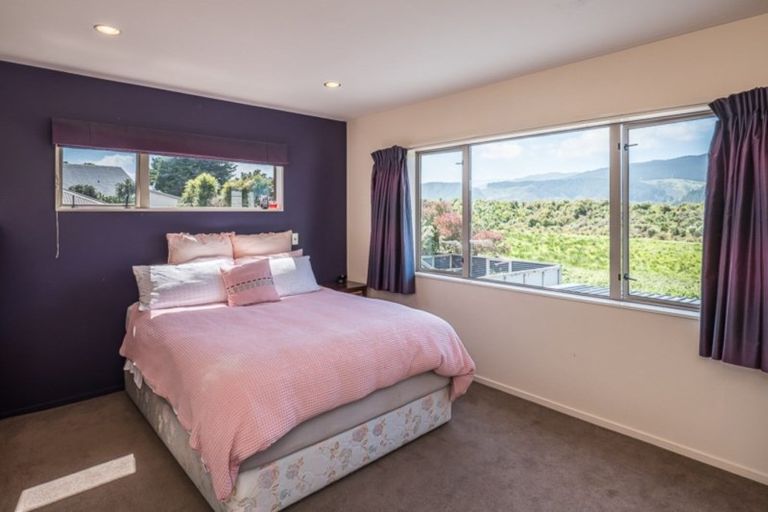 Photo of property in 61 Quadrant Heights, Paraparaumu, 5032
