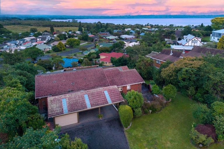 Photo of property in 11 Rika Place, Kawaha Point, Rotorua, 3010