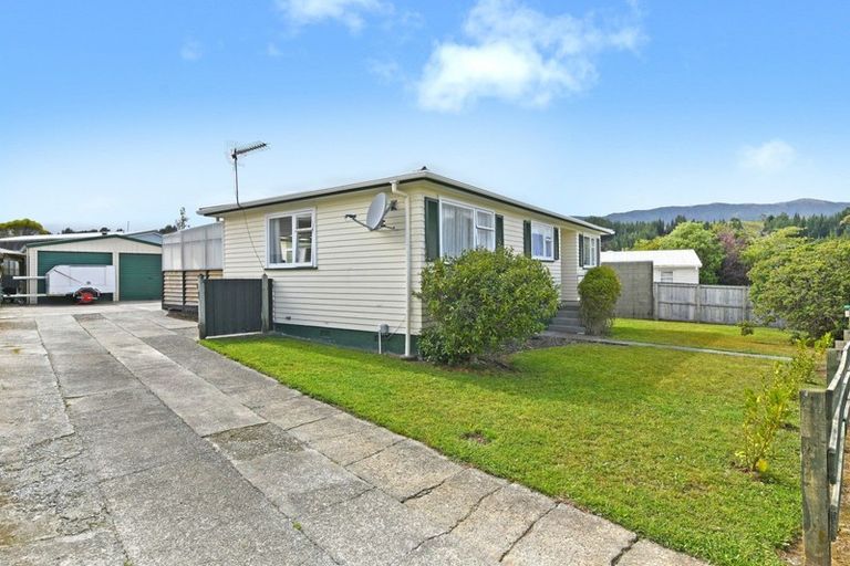 Photo of property in 8 Aniseed Grove, Timberlea, Upper Hutt, 5018