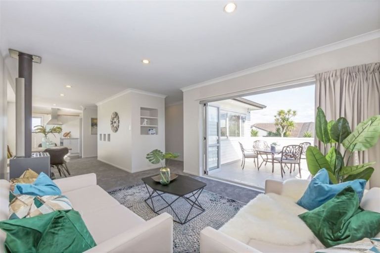 Photo of property in 69 Buscomb Avenue, Henderson, Auckland, 0610