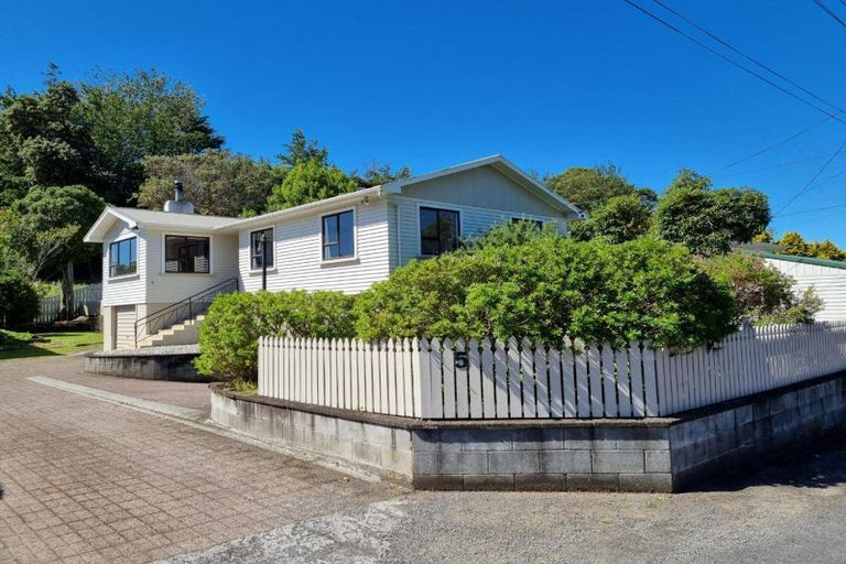 Photo of property in 5 Hillside Crescent, Westown, New Plymouth, 4310