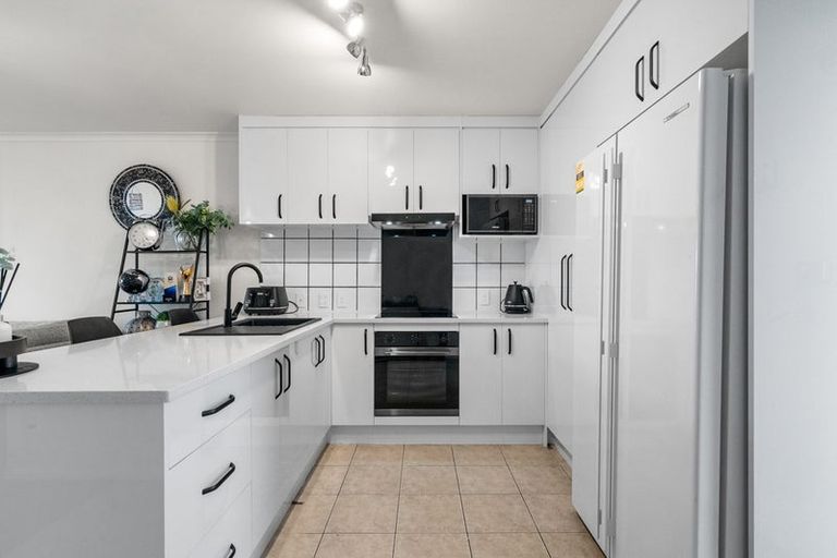 Photo of property in 14/12a Tironui Station Road East, Papakura, 2112