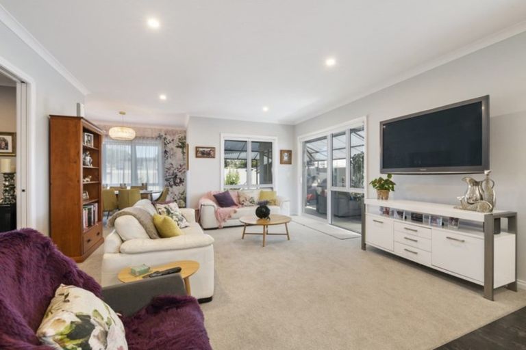 Photo of property in 124 Johnstone Drive, Fitzherbert, Palmerston North, 4410