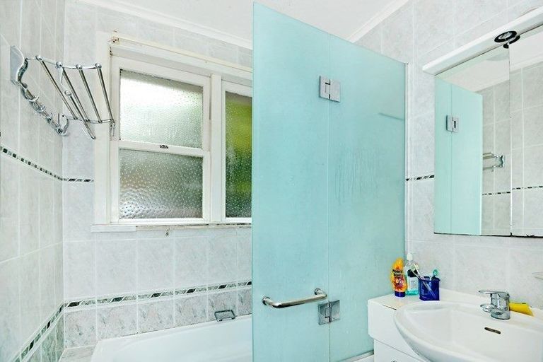 Photo of property in 6 Peach Road, Glenfield, Auckland, 0629